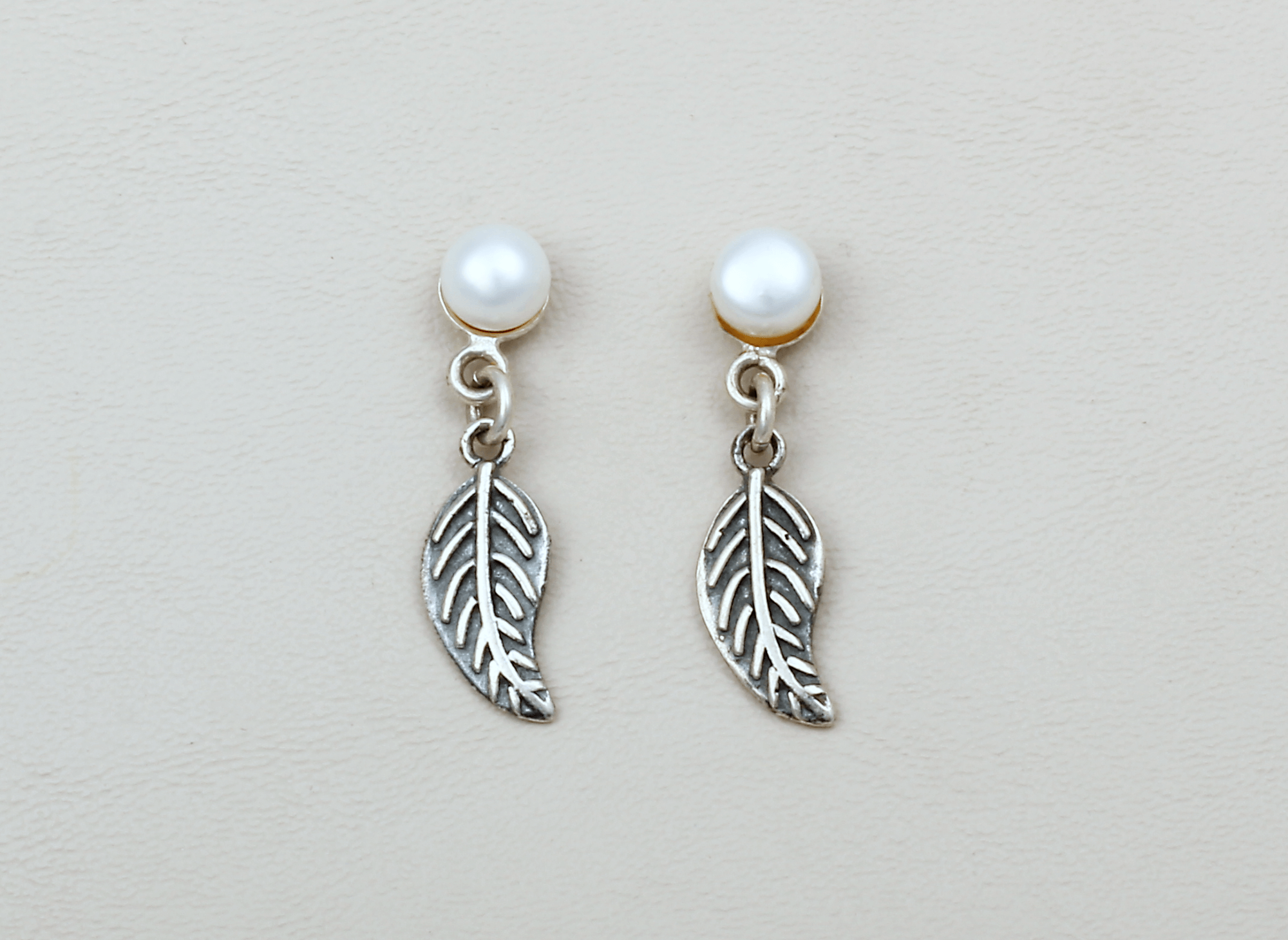 Arete Perla Hoja Activa