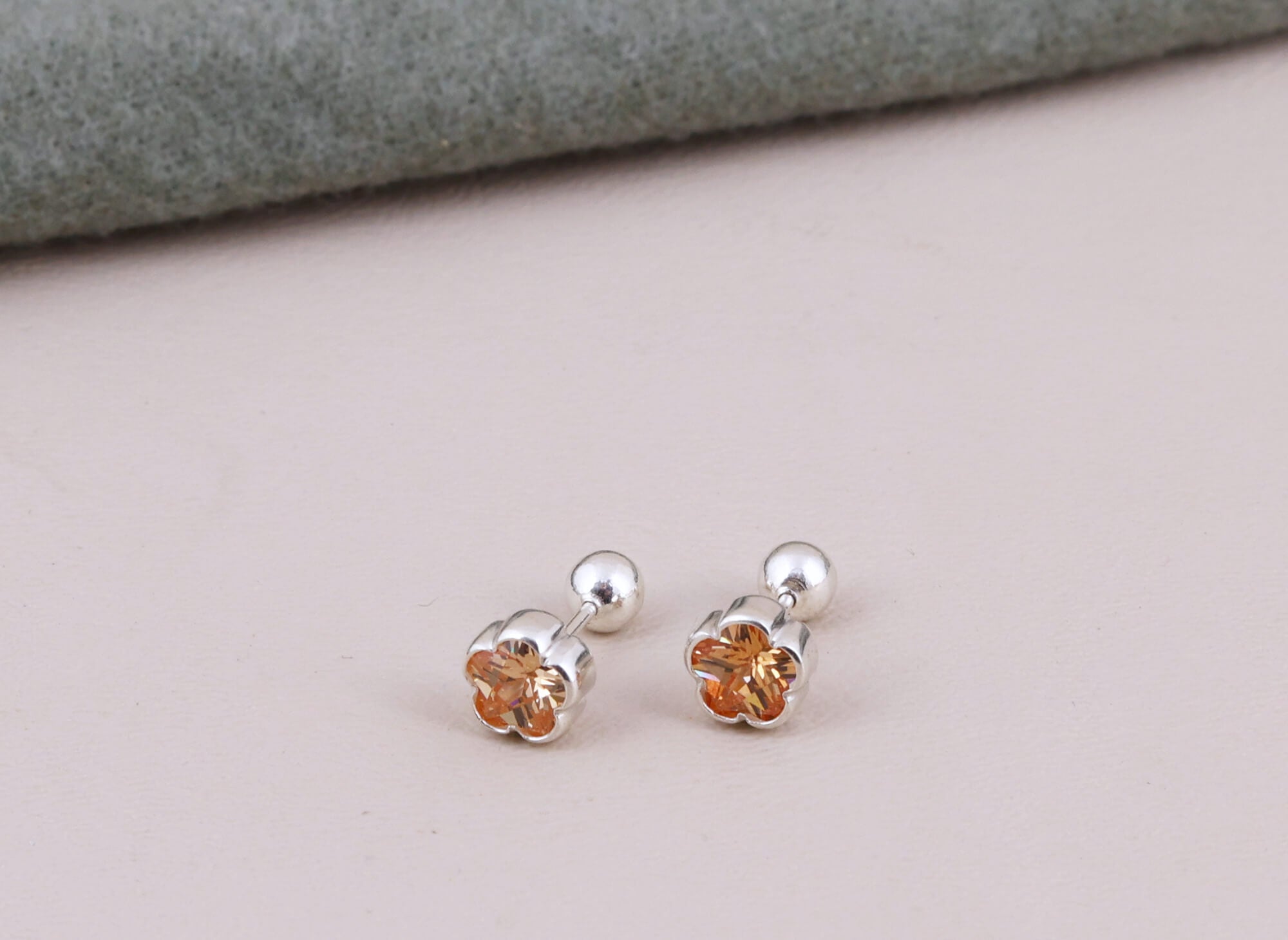 Arete Flor Punto de Luz Colors