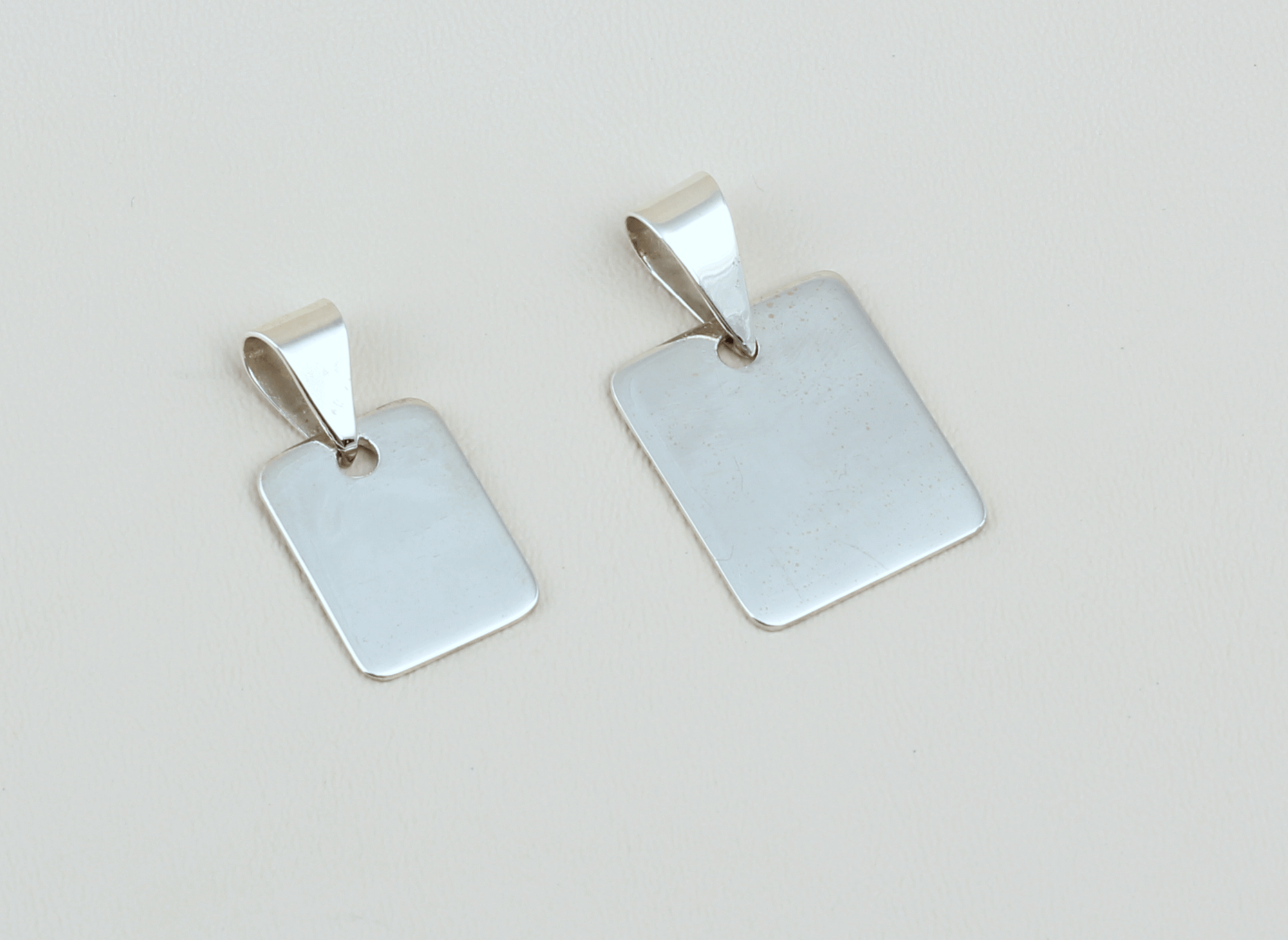 Dije Placa Llana Bruno