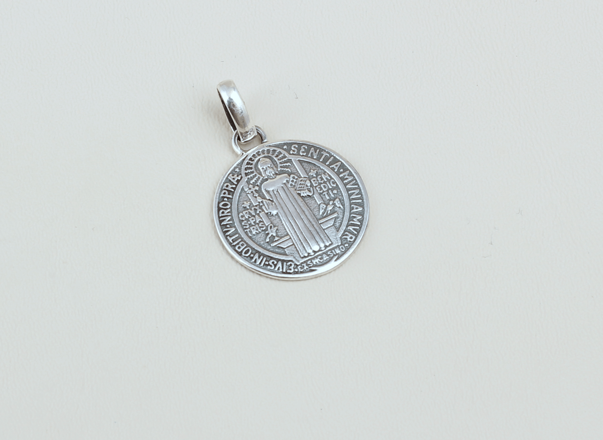 Dije San Benito Patinado