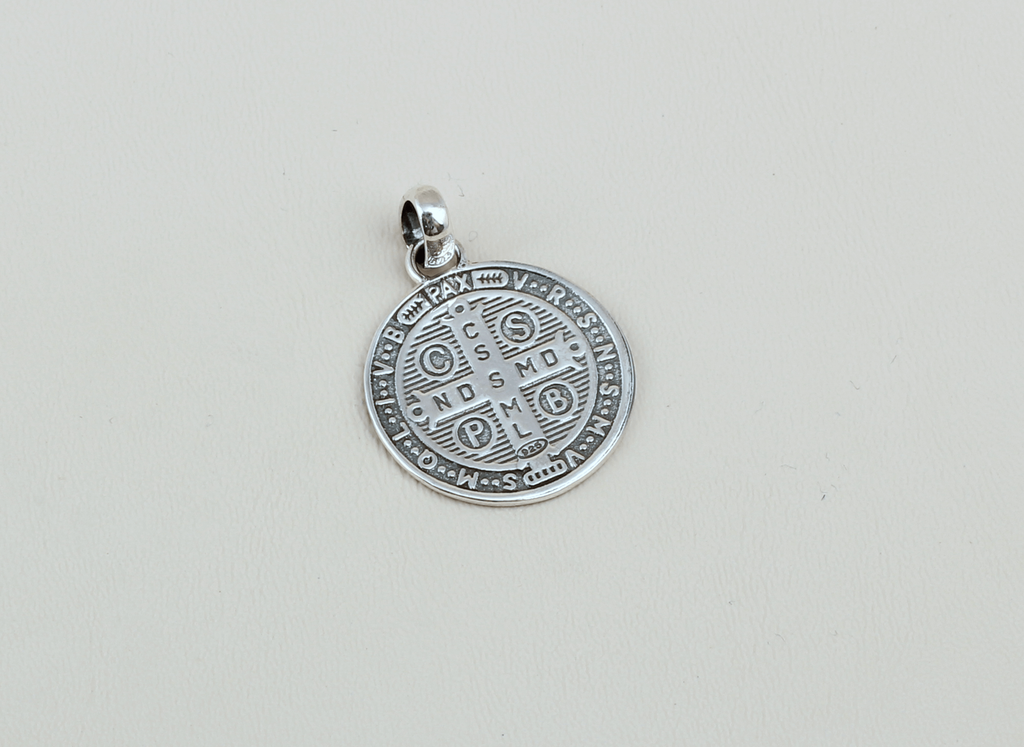 Dije San Benito Patinado