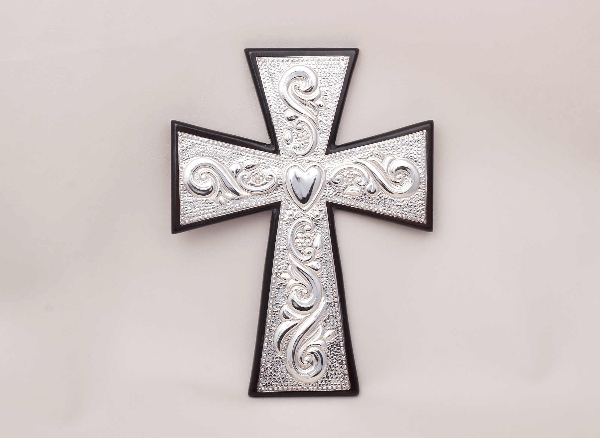 Cruz Madera Corazón Cincelado