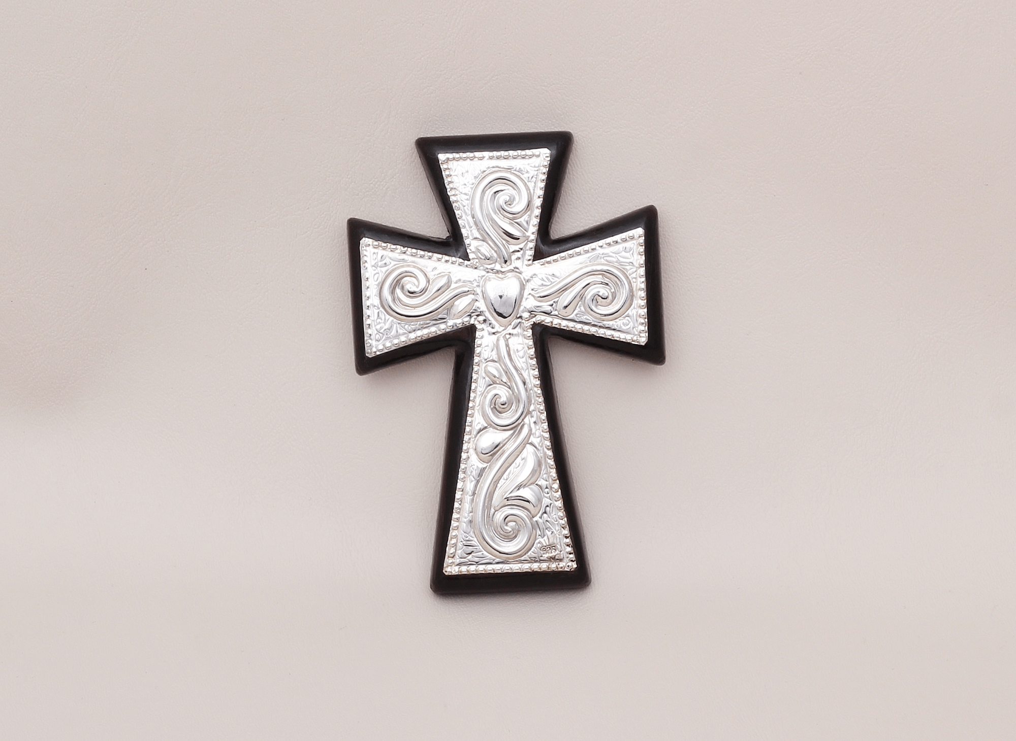 Cruz Madera Corazón Cincelado