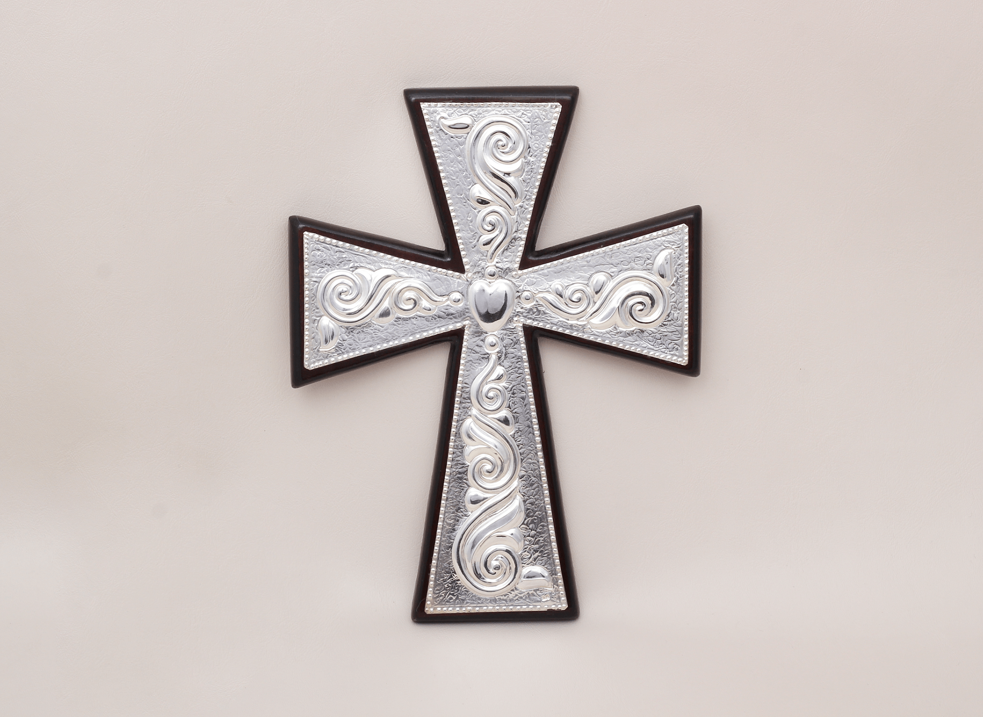 Cruz Madera Corazón Cincelado