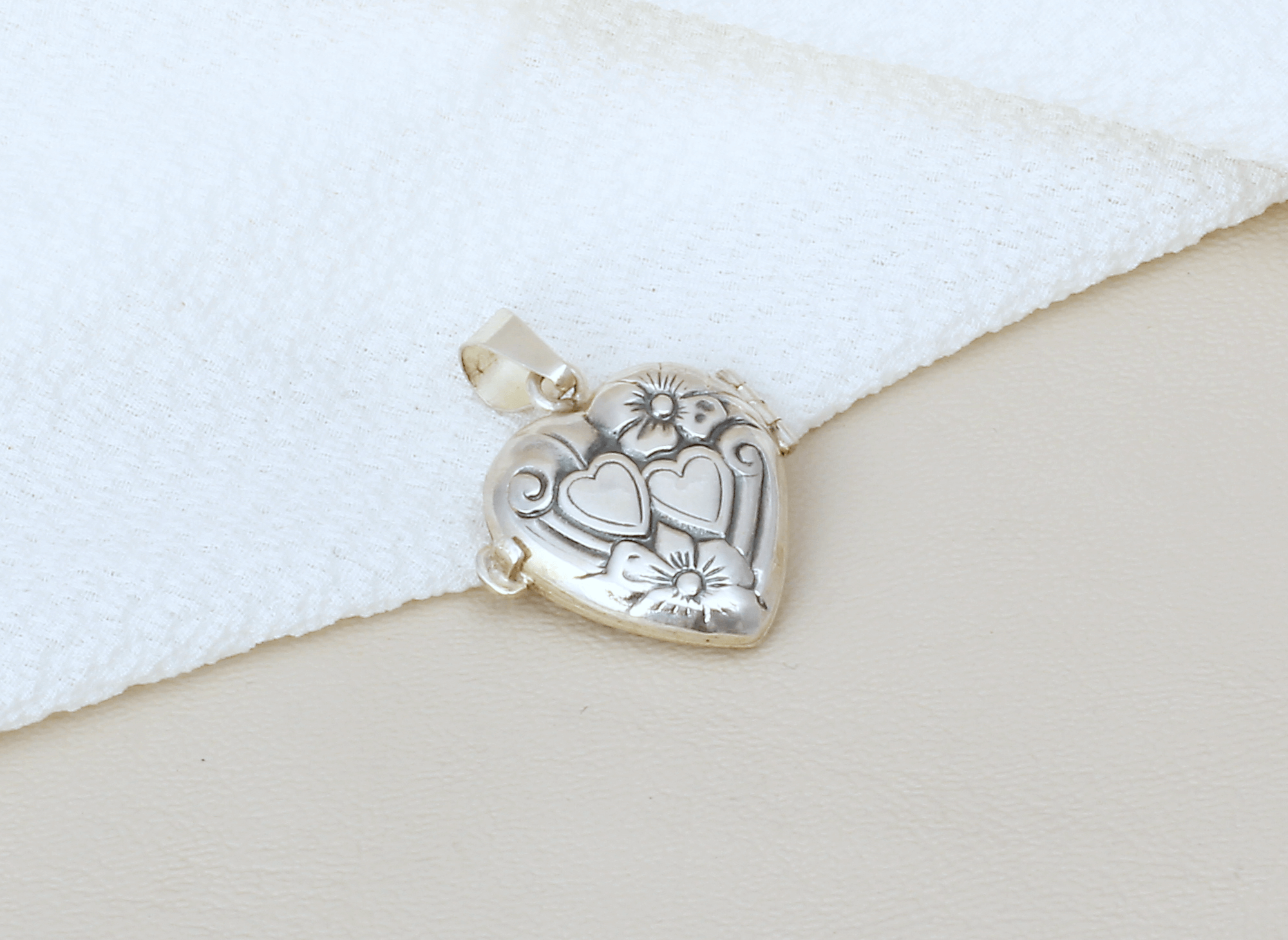 Dije Relicario Corazón Labrado