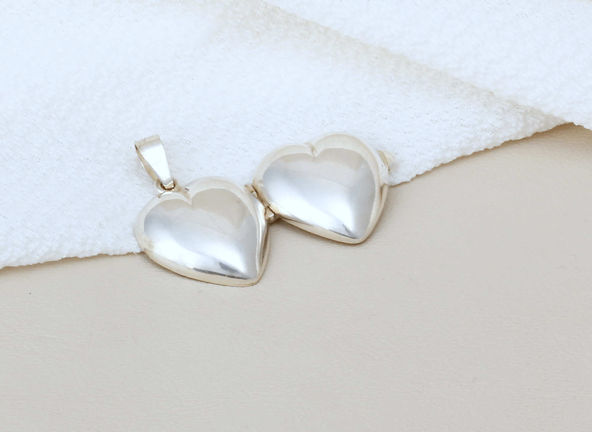 Dije Relicario Corazón Llano