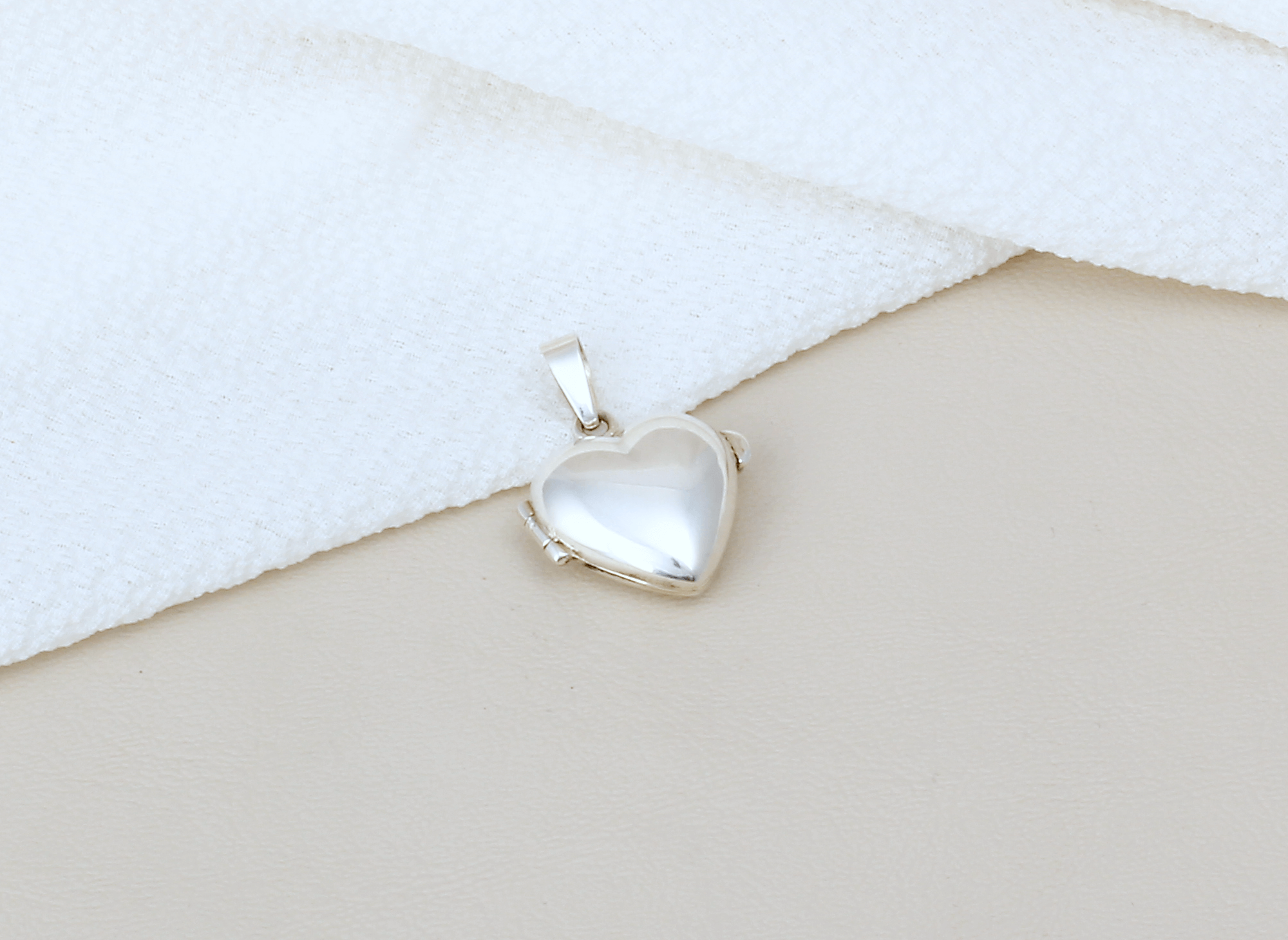 Dije Relicario Corazón Llano