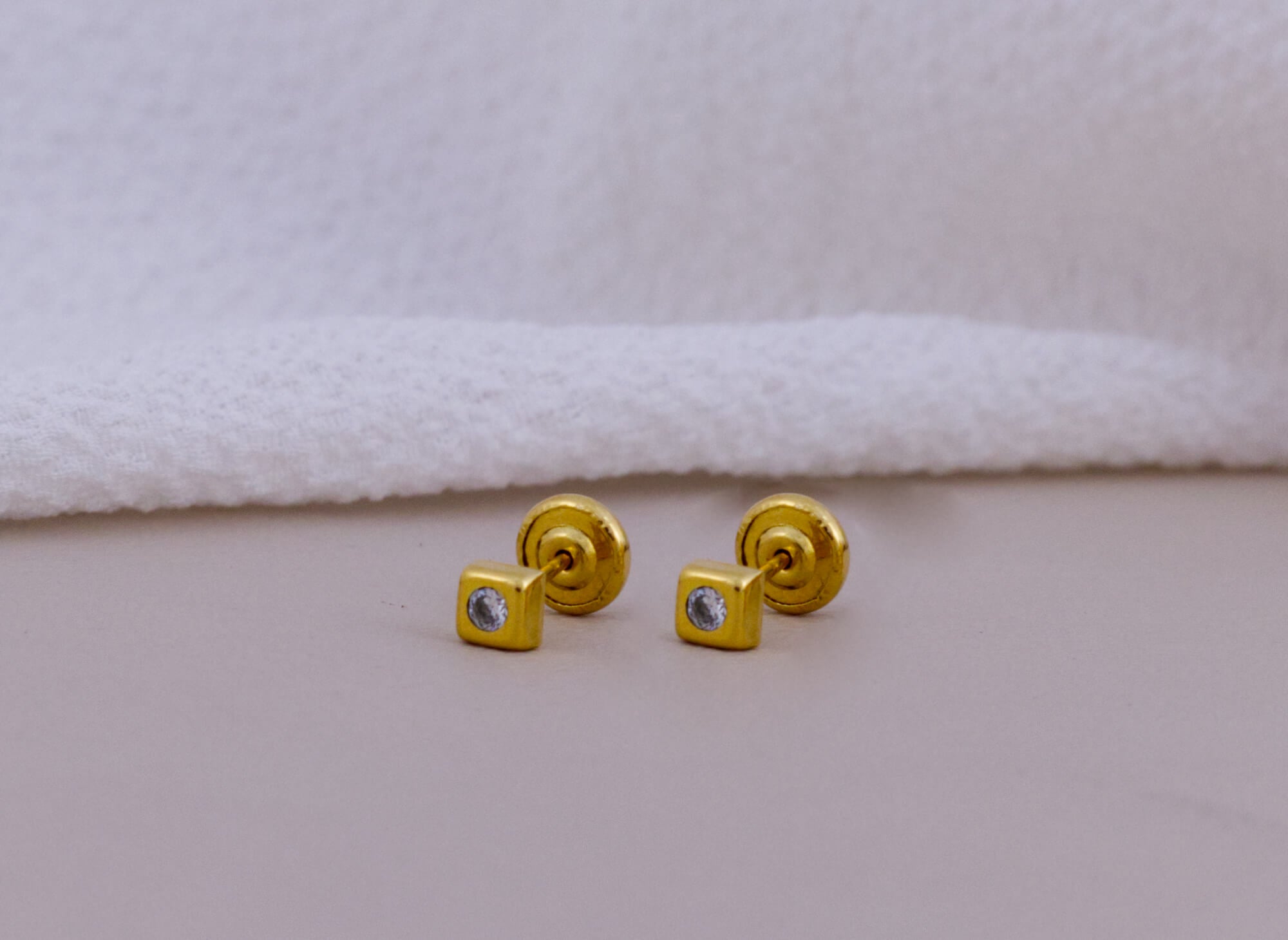 Arete Oro Cubo c/Circón 18K