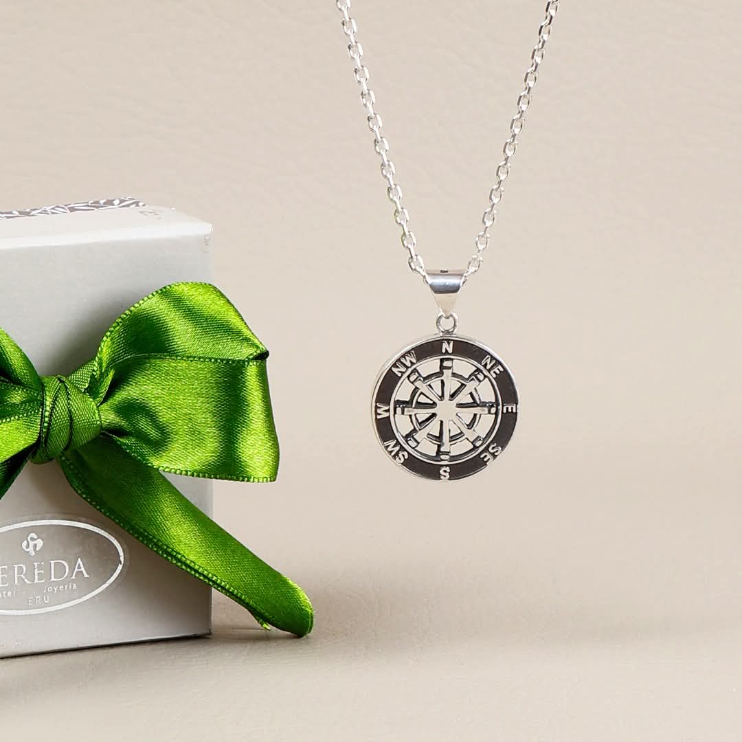 Collar Brújula Lee