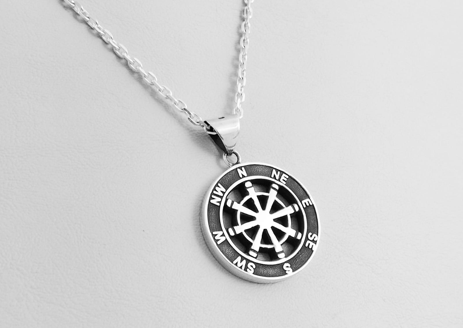 Collar Brújula Lee