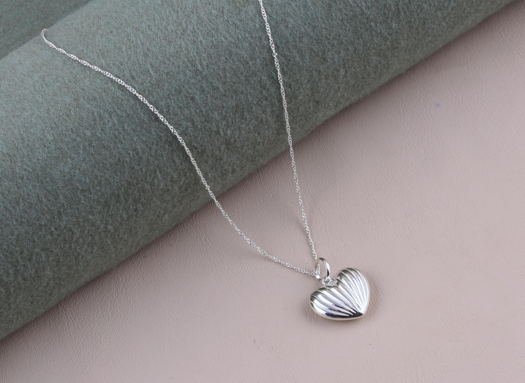 Collar Corazón Lineal