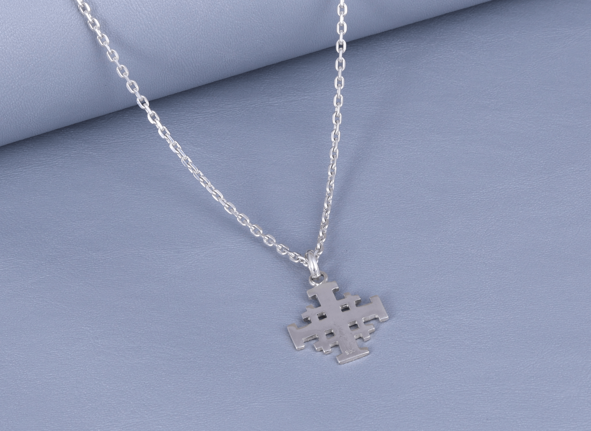 Collar Cruz del Guerrero Divino