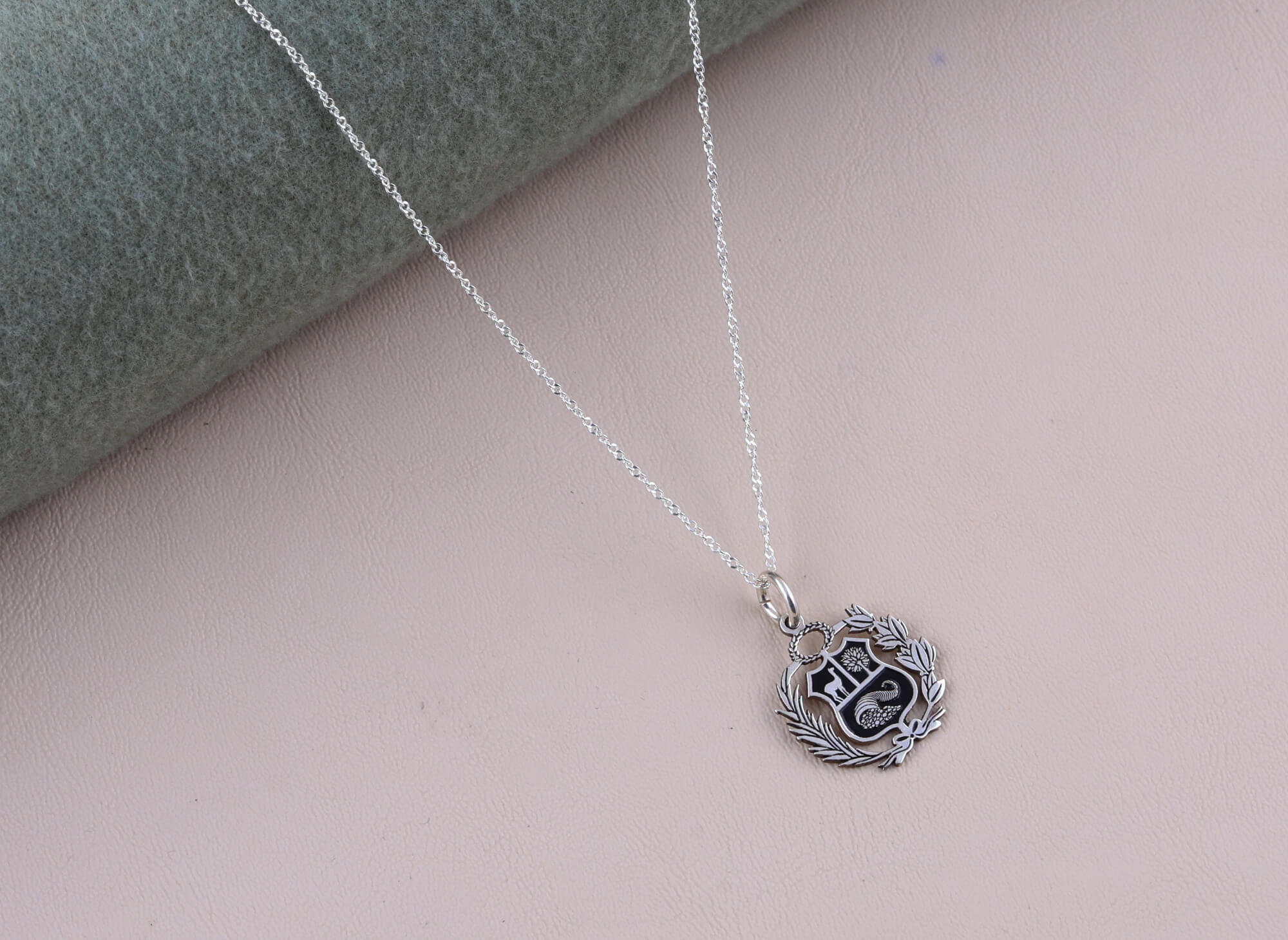 Collar Escudo Perú Esmaltado