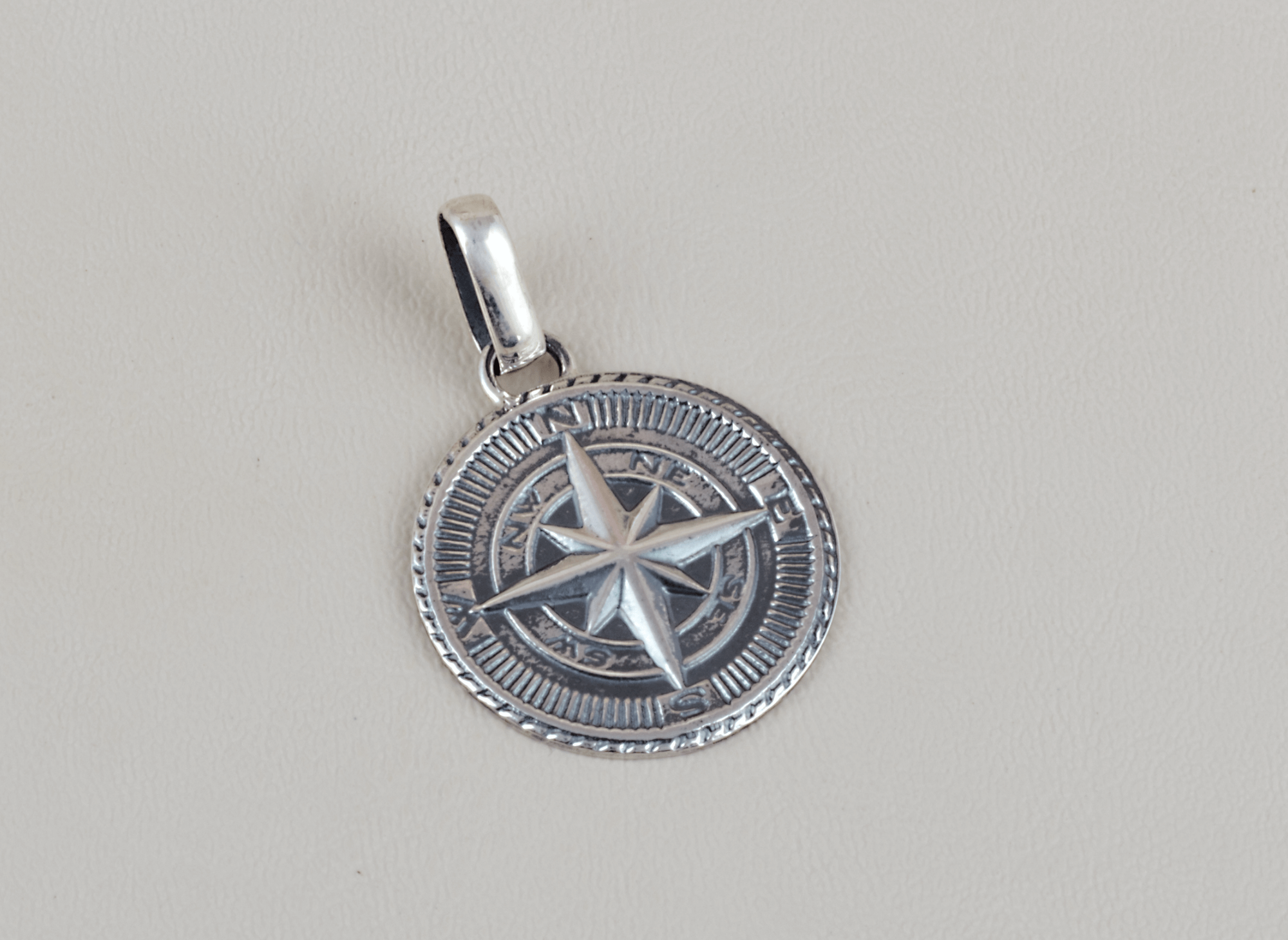 Dije Brújula Patinada