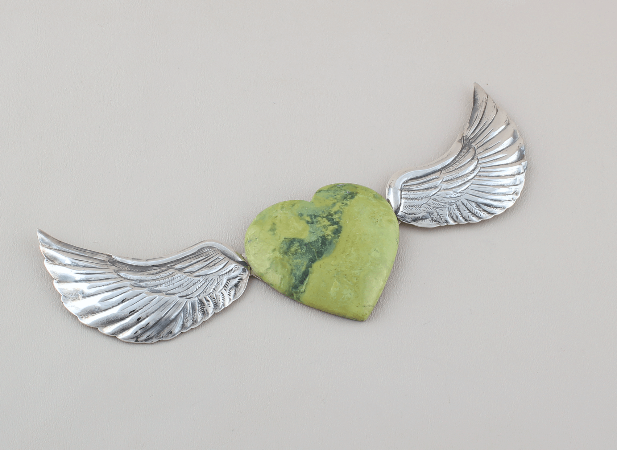 Corazón piedra c/alas Tienda