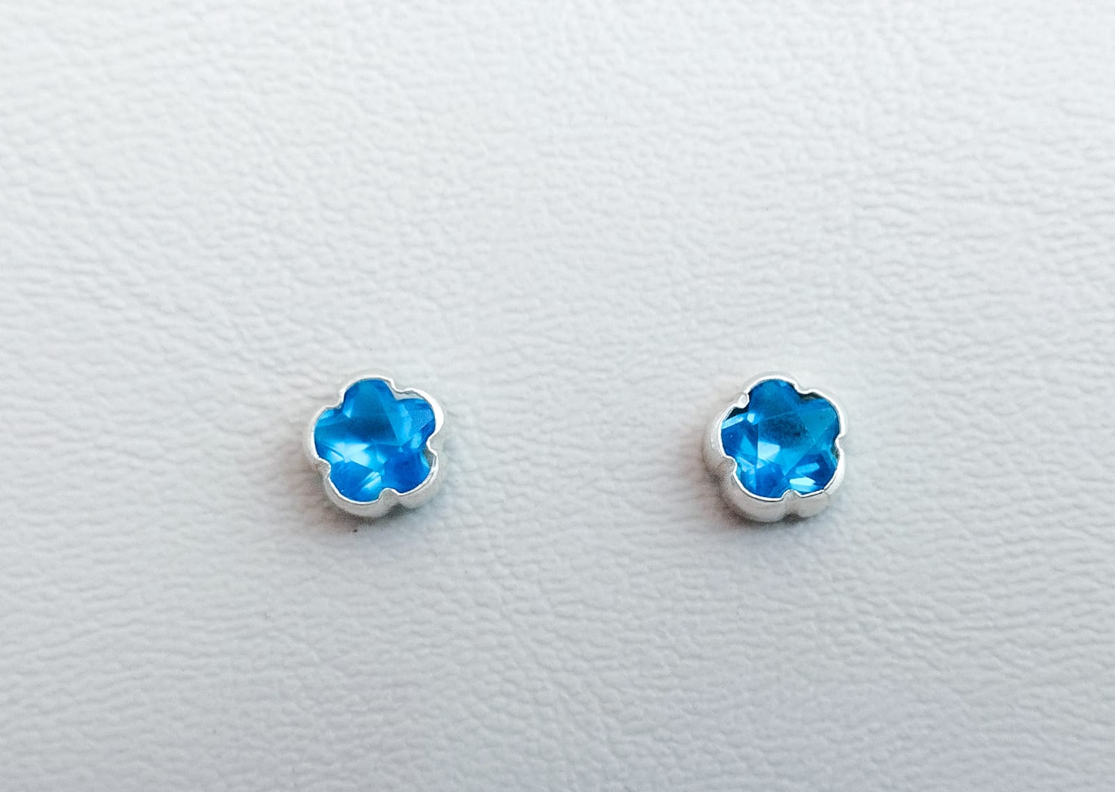 Arete Flor Punto de Luz Colors