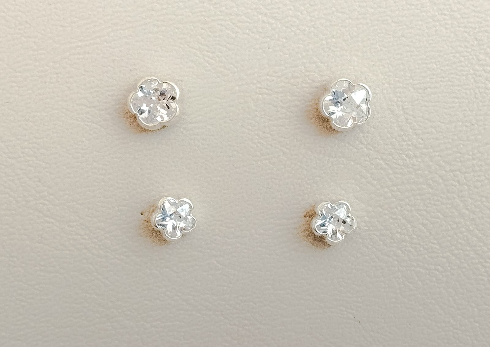 Arete Flor Punto de Luz