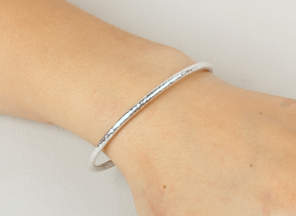 Pulsera Bangle Luz Martillada