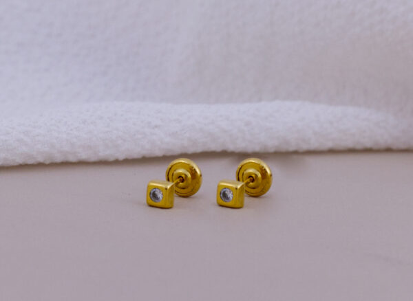 Arete Oro Cubo c/Circón 18K