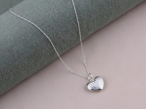 Collar Corazón Lineal