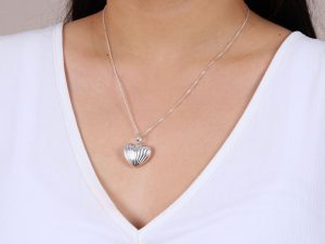 Collar Corazón Lineal
